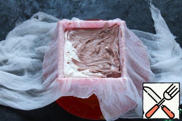 Place the Easter cake mold on a plate. Moisten the gauze with water and squeeze. Put the gauze in 2-3 layers, in a mold.
Randomly distribute the resulting mass according to the shape. The edges of the gauze are carefully bent, closing the curd mass. The dish is mounted on top, not its weight. Put the form with the load in the refrigerator for at least 14 hours. (the time depends on the humidity of the cottage cheese, my cake was prepared for almost 24 hours). Periodically drain the liquid that will form on the plate.