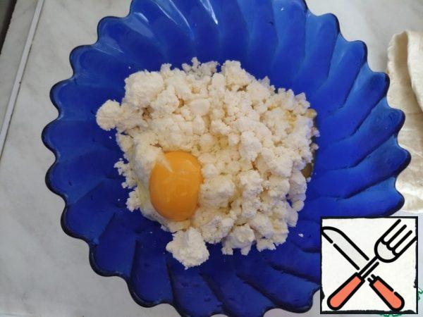 Add the egg and protein to the cottage cheese. Mix thoroughly. Who has a sweet tooth, at this stage add the sugar.