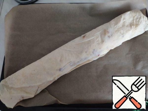 Gently roll the pita bread into a roll. On a baking sheet covered with parchment, spread the roll.
