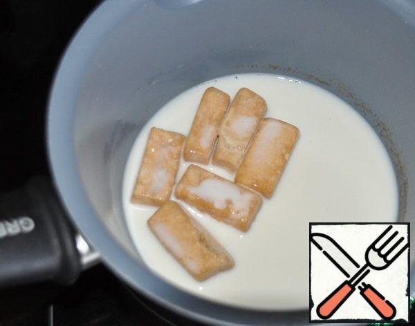 For cooking, you can take any candy, for example, toffee "Cow". I have sweets on fructose "BLOB", like "School".
Put the candies in a saucepan with a thick bottom, pour in the milk, heat, stirring, until the candies are completely dissolved. Do not leave the mass unattended, it may burn.
