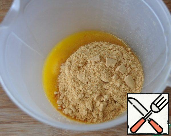 Heat the butter in a water bath or in a microwave oven. Mix the cookies and butter.
