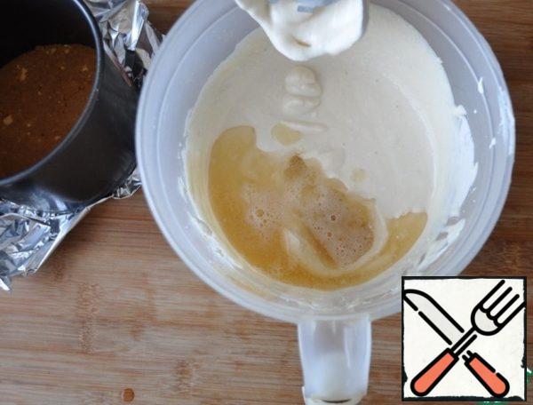 Pour the gelatin solution into the curd mass, mix thoroughly.
