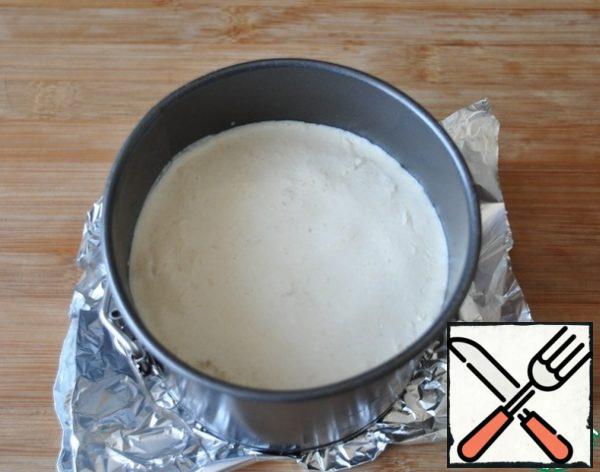 Quickly pour the curd mass into the mold, it will immediately begin to set.
Place the cheesecake mold in the refrigerator for at least 3 hours to completely solidify.
