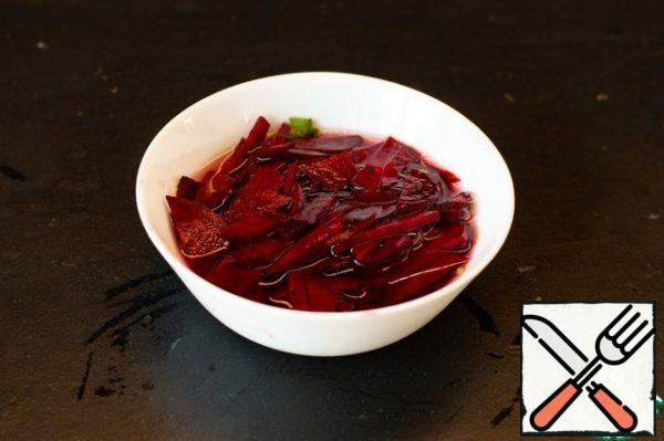 While the eggs are cooking, prepare the marinade:
Pour a couple of tablespoons of vinegar into a bowl, put pepper and parsley.
Thinly slice the beets and tamp them in a bowl so that all the beets are immersed in it.