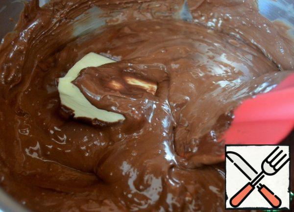 Enter the chocolate butter, stir until smooth.