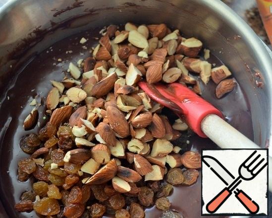 Set aside some almonds for decoration.
Stir chopped almonds, candied fruits and raisins.