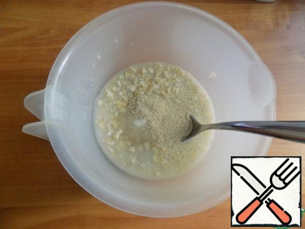 Pour boiling water over the flakes and leave to swell for 15 minutes. During this time, the boiling water will cool down and put sugar, salt and yeast in the hercules. Pour in the oil. In baking, I use unrefined cold-pressed sunflower oil. This makes lean pastries brighter! Plug. Sugar can be taken less or more, that is, according to your taste.
