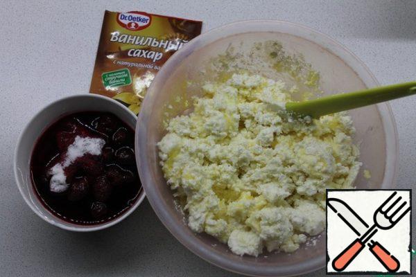 Add yolks, sugar, and butter to the cottage cheese. Mix everything thoroughly and beat with a mixer. Add vanilla sugar and starch to the cherries, mix.
