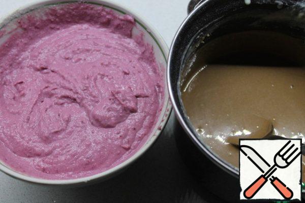 Divide the curd mass into two equal parts. Add melted chocolate to one, and cherry mixture to the other. Beat the cold cream until smooth, add equally to the finished mass and mix.
