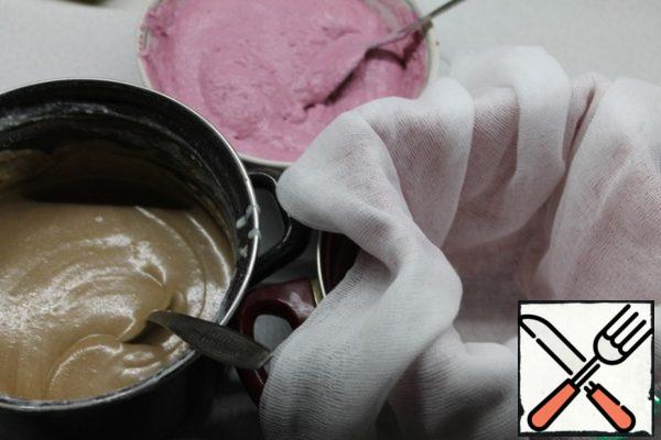 Cover the cake pan with clean gauze in 2-3 layers and put it in some dishes. Alternately distribute the mixture with a spoon so that there are no voids. Cover the bottom with gauze, you can put a little oppression and put it in the refrigerator overnight or day, periodically draining the draining serum.
