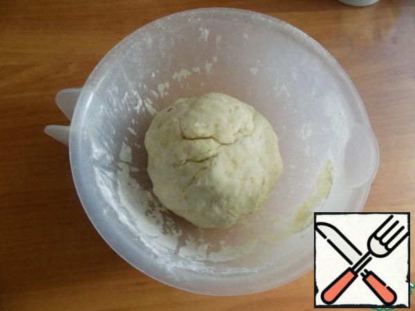 Knead the dough. Sift the flour into the resulting mixture. I took exactly 2 measuring cups of 250 ml. I started kneading the dough with a silicone spatula, and then with my hands. The dough is perfectly amenable to processing, does not stick to the hands, pliable. Roll into a ball and leave for 15 minutes, covered with a towel.
