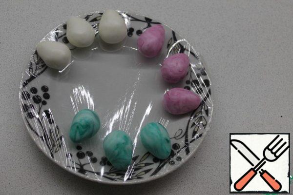 Form eggs from the resulting mass (like quail eggs), I made three simply white, and added lilac and turquoise dyes to the other two parts. The blanks should be allowed to dry completely (about a day in a warm, dry place), and then you can decorate with silver or gilding.
