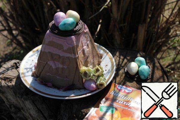 Take the finished Easter out of the mold onto a plate and decorate with prepared decorations.