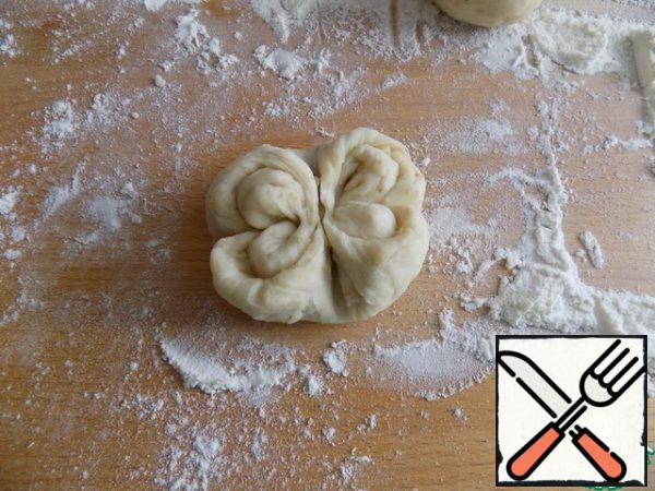 Now, on the fold made with a stick, select the edges again and also glue the edges about 1 cm in the center. Stick it again by pressing on the glued center. It turns out that such a flower. see the photo:
