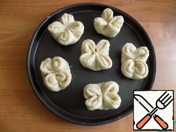 Place on a baking sheet greased with oil or covered with oiled baking paper for proofing. I use a non-stick mold that does not require lubrication. Put it in the heat for 20 minutes. I'm warming up the oven for this.
