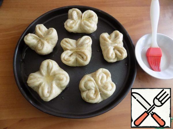 Brush the top of the buns with sunflower oil. Instead of butter, you will get a sweet strong brew of black tea. Put in the oven preheated to t-180 C for 15 minutes. Focus on your oven.
