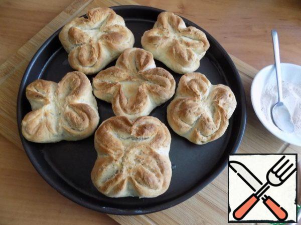 The buns are ready. Let them cool down a little.
