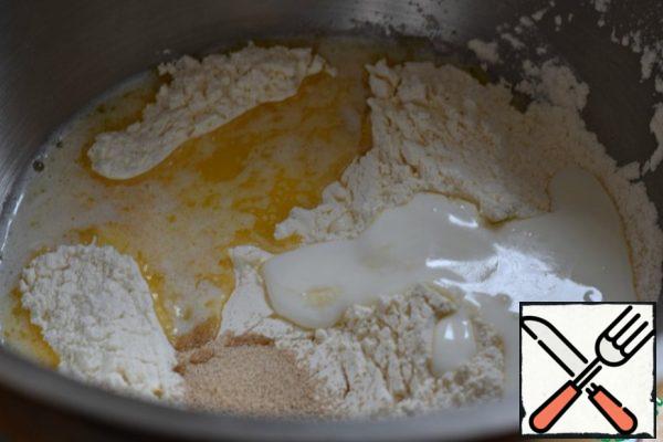 Mix warm milk with yogurt and melted (but not hot!) butter. Add the sifted flour, sugar, vanilla sugar, salt and yeast.

