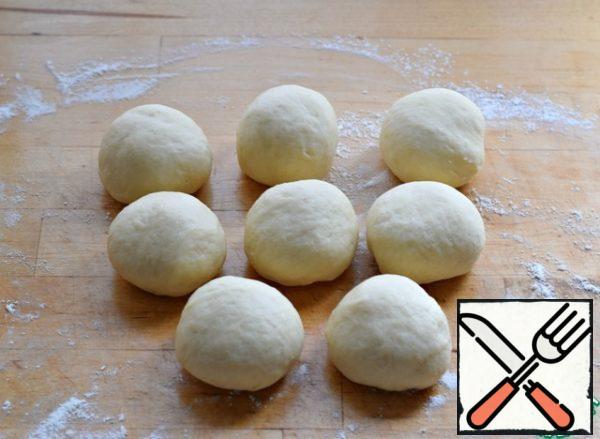 Put the dough on a work surface lightly sprinkled with flour, beat off, divide by 8 (9,10 ...) equal parts.
