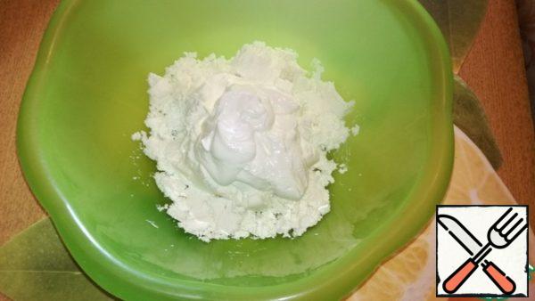 At the beginning, we brew coffee (50 ml of boiling water and 1 tablespoon of coffee) so that it cools down a little. Mix cream cheese, cottage cheese (rubbed through a sieve, so the pie will turn out tender and there will be no lumps) and sour cream in a deep bowl. Whisk with a blender.
