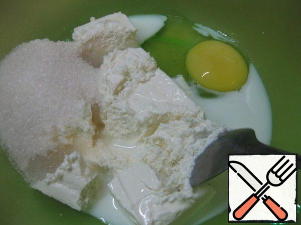 In a bowl, mix cottage cheese, milk, egg and sugar.
