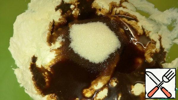 Pour in the coffee and pour in the sugar. Whisk well with a blender.
