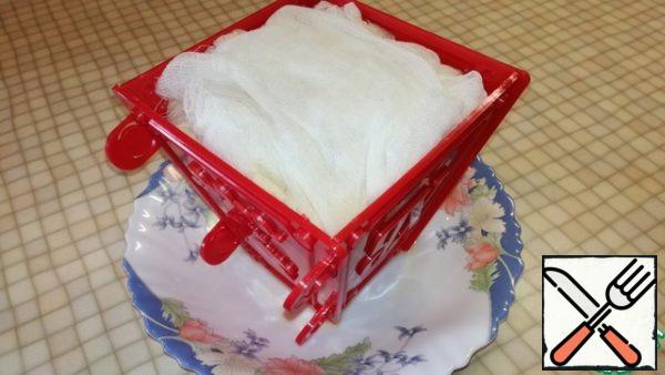 Cover with the ends of the gauze, put the Easter cake in a deep plate, put the cargo on top (a jar of water, etc.) and send it to the refrigerator for 13 hours. Periodically drain the serum.
