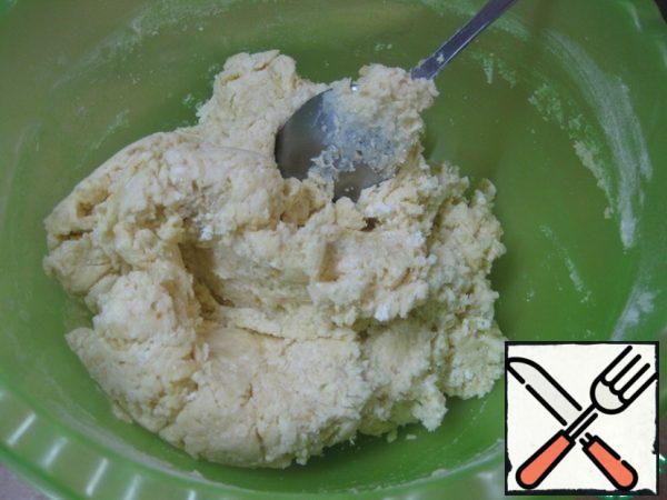 Gradually add flour (it may take much less! It all depends on the humidity of the cottage cheese, the size of the egg, etc.), knead a smooth, soft, elastic dough - it almost does not stick to your hands.
