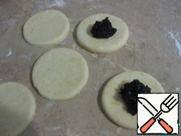 Here, as a filling, I have a very thick homemade jam made of black currant.
