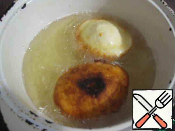 If you are going to deep fry them, then pour the oil into a frying pan with a thick bottom so that the muffins float in it, and heat it well. Then you need to reduce the heat to about medium (I still warmed up a lot and the puffs were a little "browned")). Fry on both sides until golden brown.
