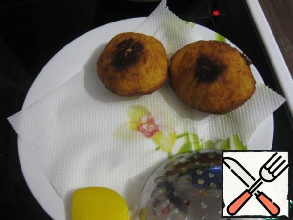We take out the finished donuts with a slotted spoon and spread them on paper towels to remove excess oil. Ready-made crumpets can be sprinkled with powdered sugar.

