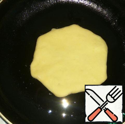 Pie lay seam side down on heated vegetable oil pan. To press a little hands platindu to the pan. Cover with a lid and fry on both sides over low heat until Golden brown.