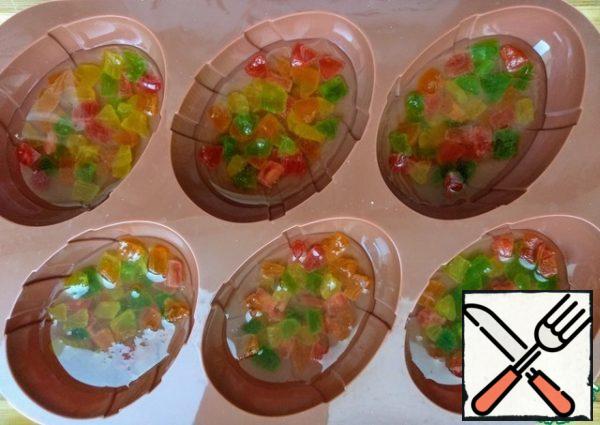 Pour the jelly into the molds, about 1.5 tablespoons each, to cover the candied fruits. Put it in the refrigerator until completely solidified. And it freezes very quickly.
