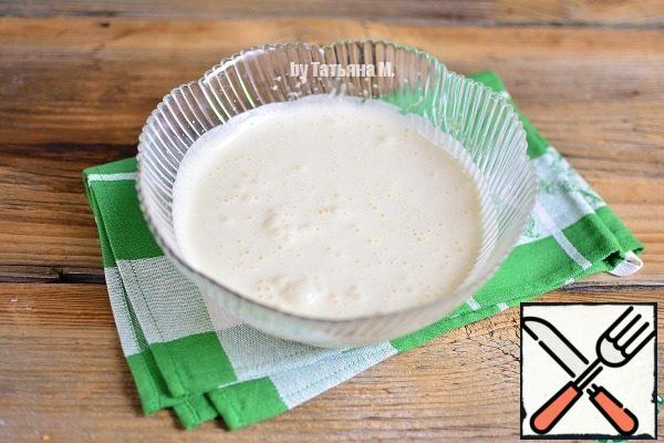 Beat eggs with sugar and vanilla sugar until frothy. Add butter and cream, whisk again.
