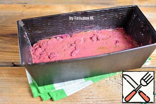Grease the mold with oil, lay out the dough. Leave in a warm place for 1 hour.
