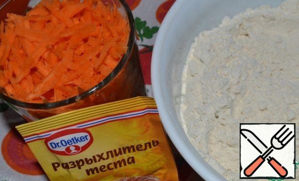 Sift the flour with baking powder. Grate the carrots on a coarse grater.
