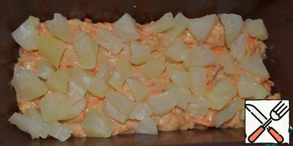 Put 2/3 of the dough in a greased form. Lay out the finely chopped pineapple. And then distribute the remaining dough. Bake in a preheated 180 degree oven for 45-50 minutes.
