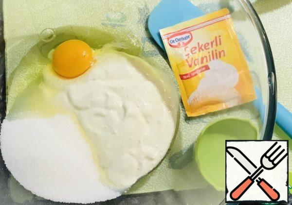 In a bowl, pour warm water, sour cream, melted butter, egg, sugar, yeast. Mix well with a whisk.
