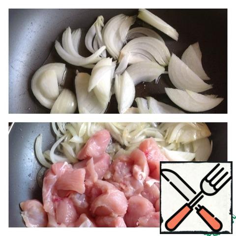 Onions cut into half rings and fry in vegetable oil to the state of aldent. Cut the breast into small pieces and add to the onion. Fry on high heat with constant stirring for 5 minutes.