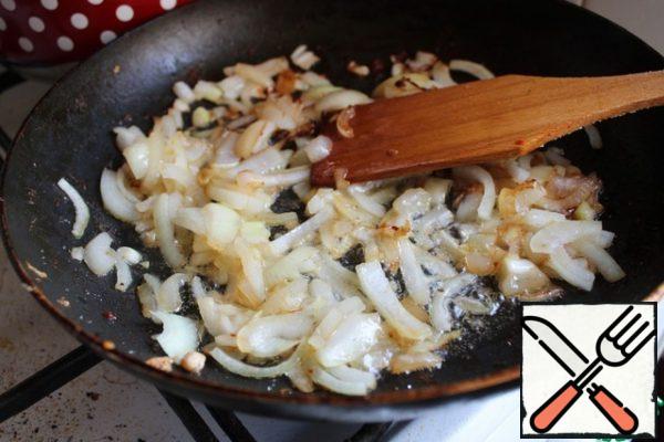 Wash the chicken, dry it, cut into cubes, add salt, sprinkle with spices.
Heat 1 tablespoon of vegetable oil in a frying pan and fry the chicken pieces until golden brown. Remove from the pan. Keep warm under the lid.
Peel the onion, cut into half rings, heat 1 tablespoon of oil in a frying pan and fry.