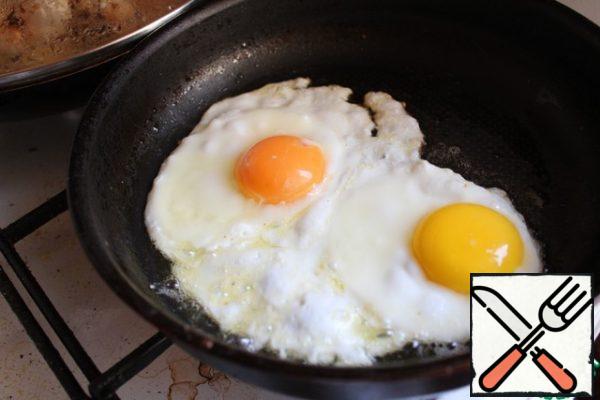 In the remaining vegetable oil, cook the glaze in a clean frying pan.
