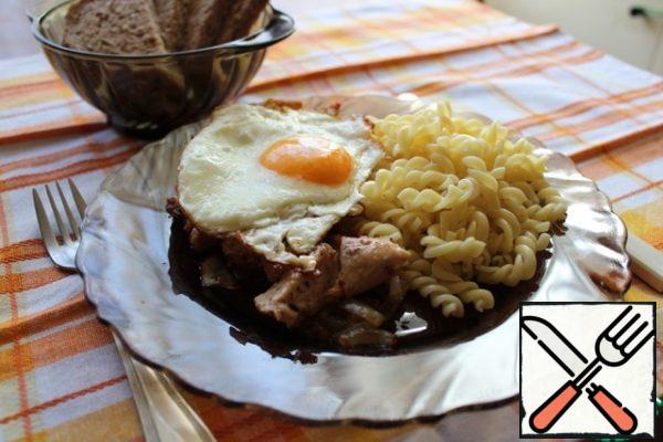 Put the onion on a plate, chicken pieces and fried eggs on top.
Serve with your favorite side dish.
Enjoy your meal!
Mashed potatoes are ideal as a side dish. And if you put it out of a culinary syringe, then all the beauty will turn out.