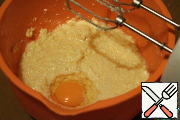 Continuing to beat, enter the eggs one at a time.
