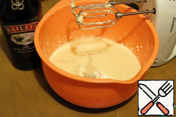 Add sour cream, pour in the liqueur. Mix it.
