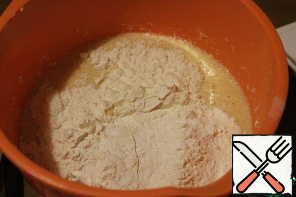 Enter the flour sifted with baking soda and baking powder.
