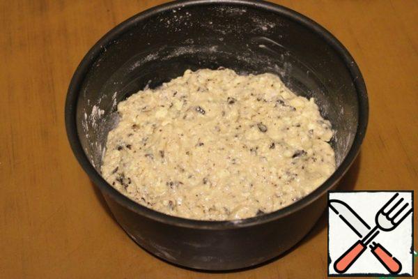 Grease a mold with a diameter of 18 cm with oil and sprinkle with flour. Lay out the dough. Put in a preheated 180C oven for about 40 minutes (until the toothpick dries)
