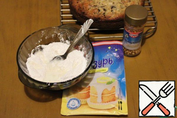 Let the finished cake cool for 10 minutes in the mold, then on the grill.
While the cake is cooling, prepare the glaze according to the instructions on the package.