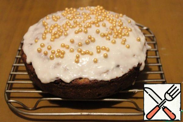 Cover the cake with icing, decorate with sprinkles.