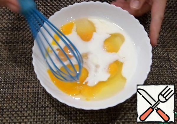 In a bowl, whisk the eggs with a whisk and add salt.
Add the milk and stir.

