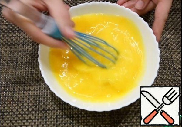 No need to beat eggs with milk. If you need to cook a smaller portion, then focus on the fact that 1 egg will need 1 tablespoon of milk.
